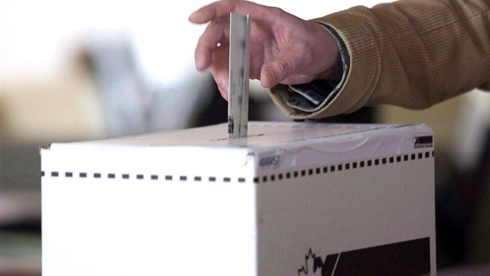Récipient dans lequel les électeurs déposent leur bulletin de vote.
