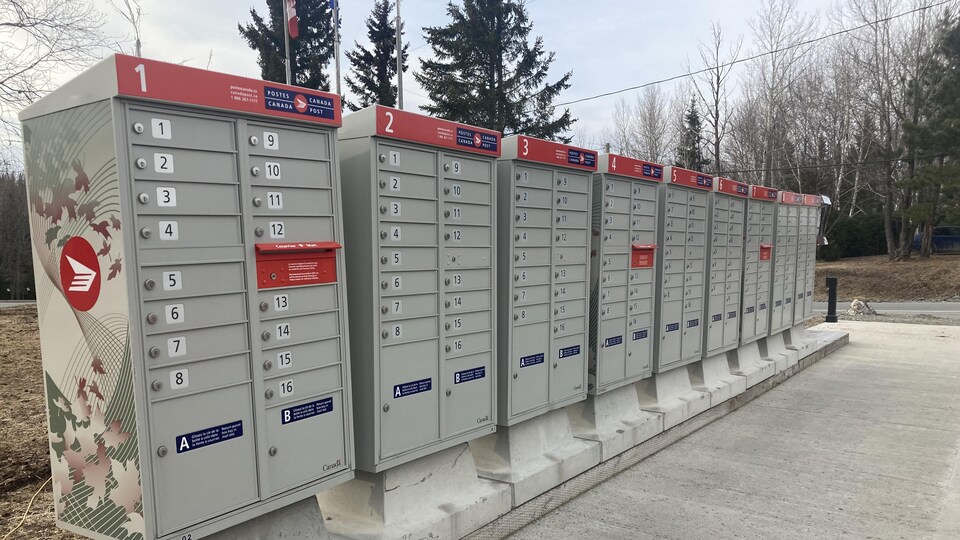 Des boîtes postales alignées à l'extérieur.