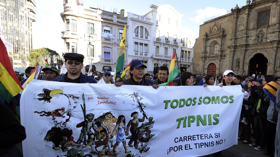 Les marcheurs tiennent une bannière disant « Nous sommes tous TIPNIS ».
