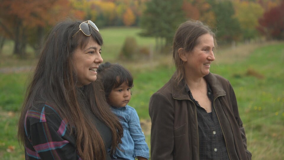 Portrait de Nancy Lanteigne, avec sa fille et de Lise Boucher.