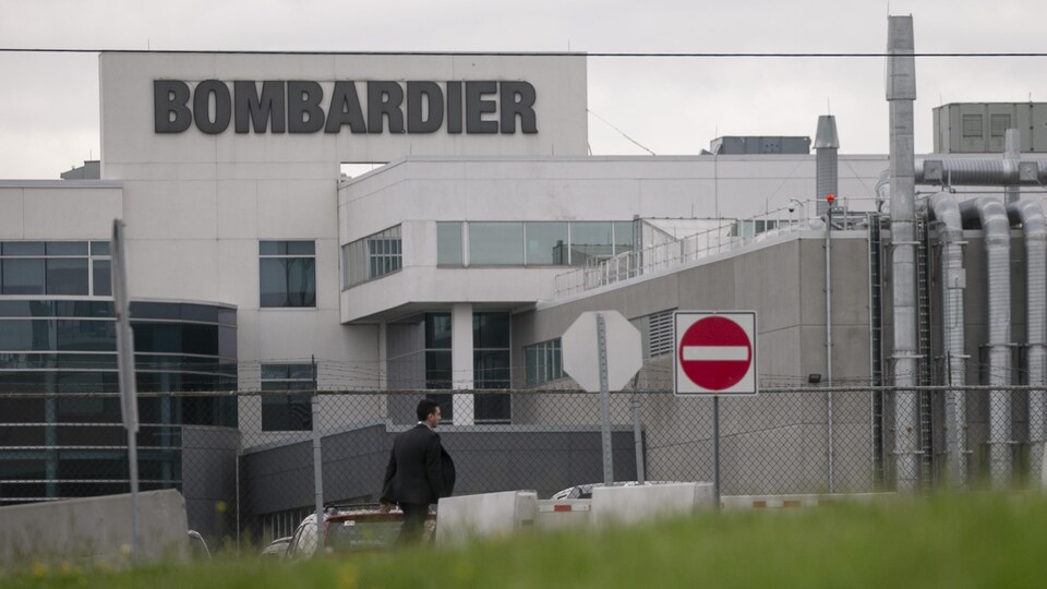 L'usine de Bombardier, derrière un panneau signalant une interdiction de passage.