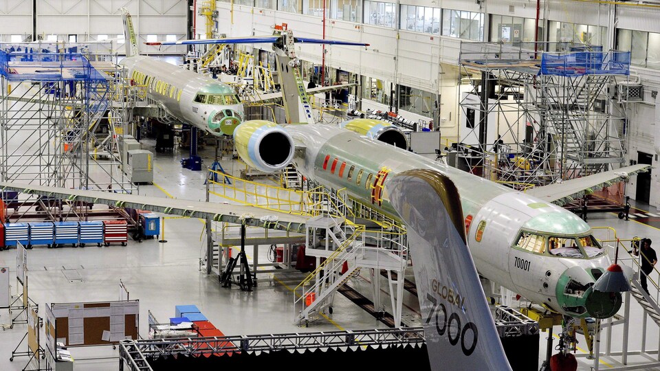 Des avions en construction dans un hangar.