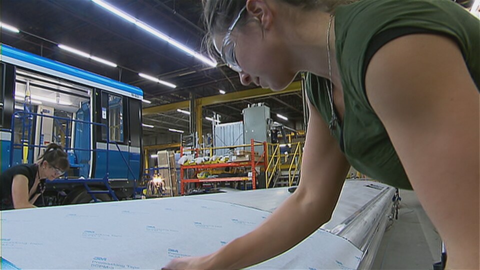 Des employés de l'usine Bombardier de La Pocatière à l'oeuvre sur des voitures AZUR.