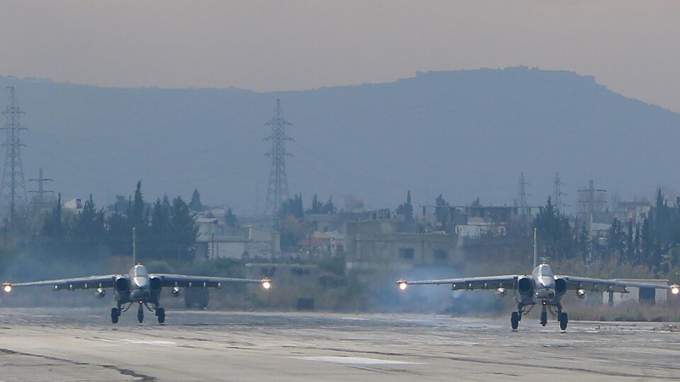 Deux avions militaires décollent.