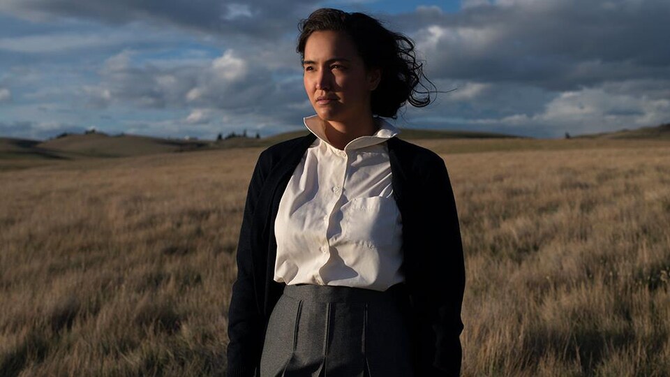 Une femme autochtone au milieu d'un champ, une image capturée du film « Bones of crows » .