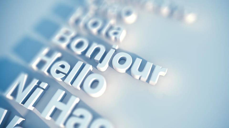 L'emphase est mise sur « Bonjour » et « Hello » dans une liste de mots en relief.