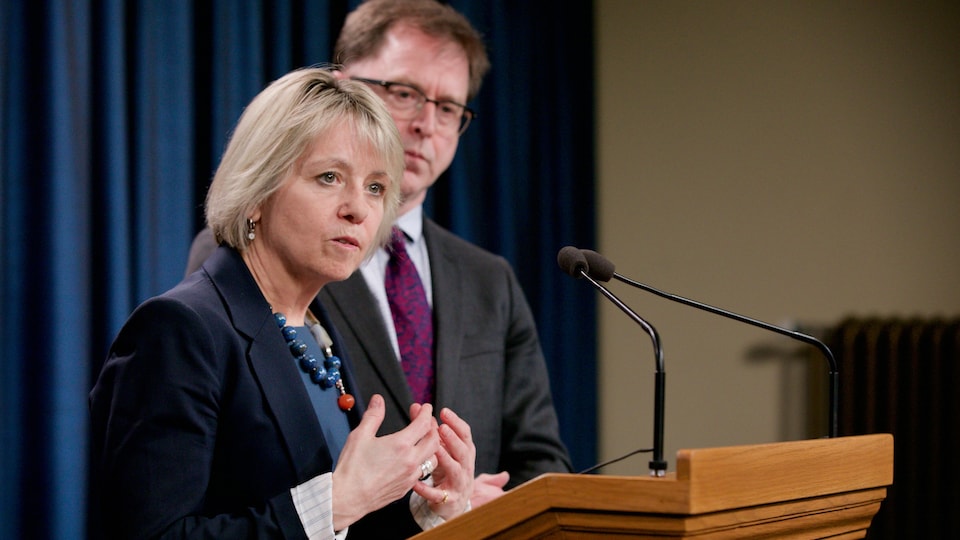 La Dre Bonnie Henry et Adrian Dix au micro