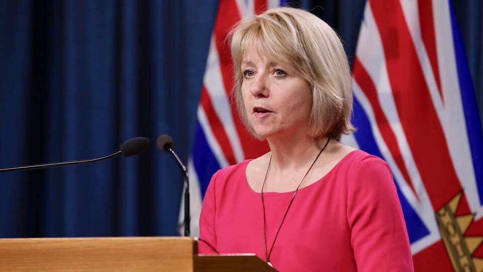 La médecin hygiéniste en chef de la Colombie-Britannique, Bonnie Henry, lors d'un point de presse.