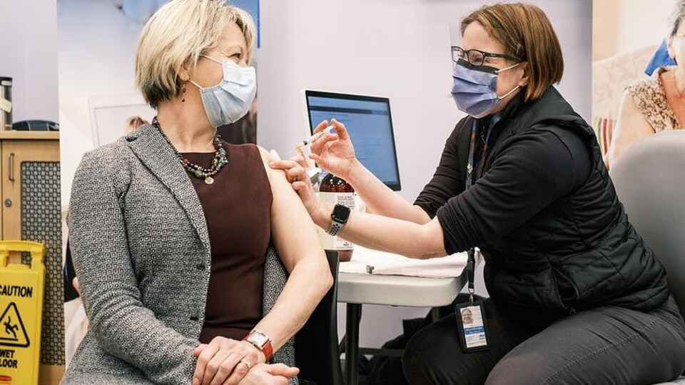 Bonnie Henry reçoit son vaccin.