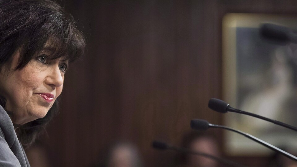 La vérificatrice générale de l'Ontario, Bonnie Lysyk, en conférence de presse.