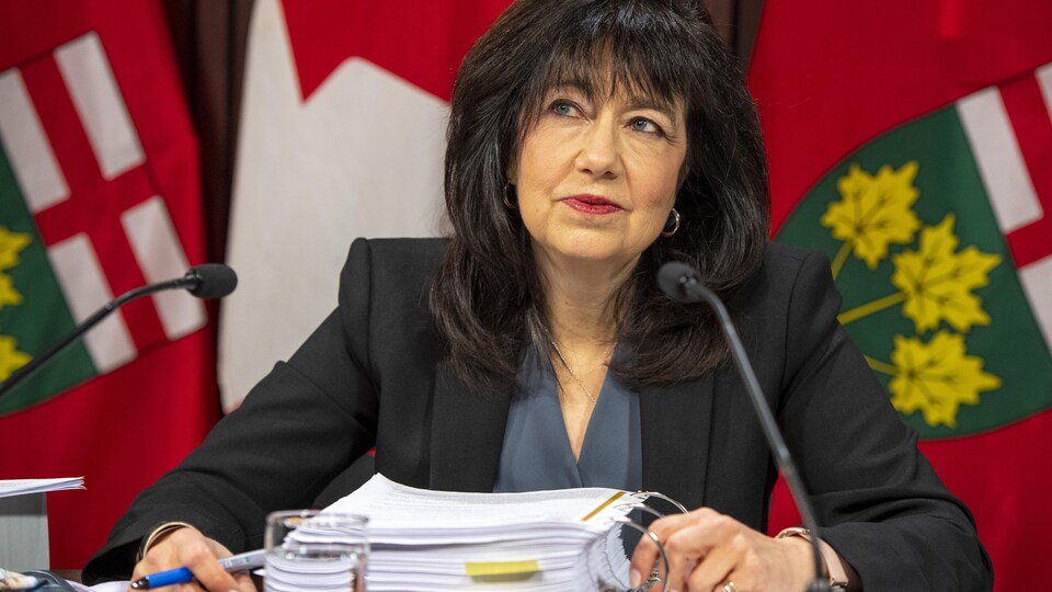 La vérificatrice générale de l'Ontario a présenté les conclusions de son rapport annuel devant les journalistes le 7 décembre 2021.