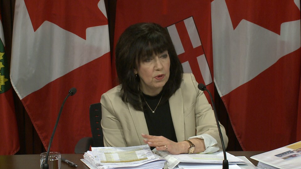 Bonnie Lysyk en conférence de presse.