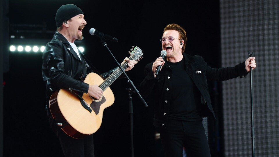 Bono et The Edge du groupe U2 chantent le succès «One».