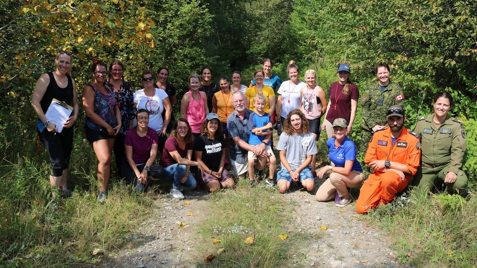 Des femmes réunies dans une forêt.