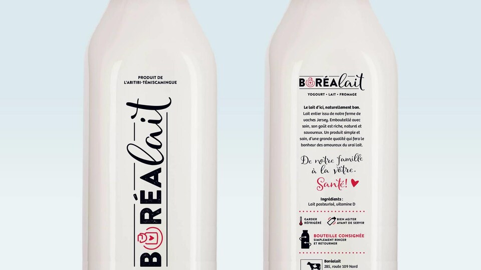 Deux bouteilles de lait en verre avec le logo de l'entreprise Boréalait.