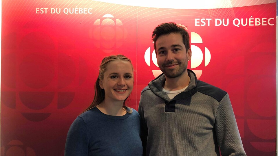 Claire Bardin et Mathieu L'Heureux devant le logo de Radio-Canada Est-du-Québec.