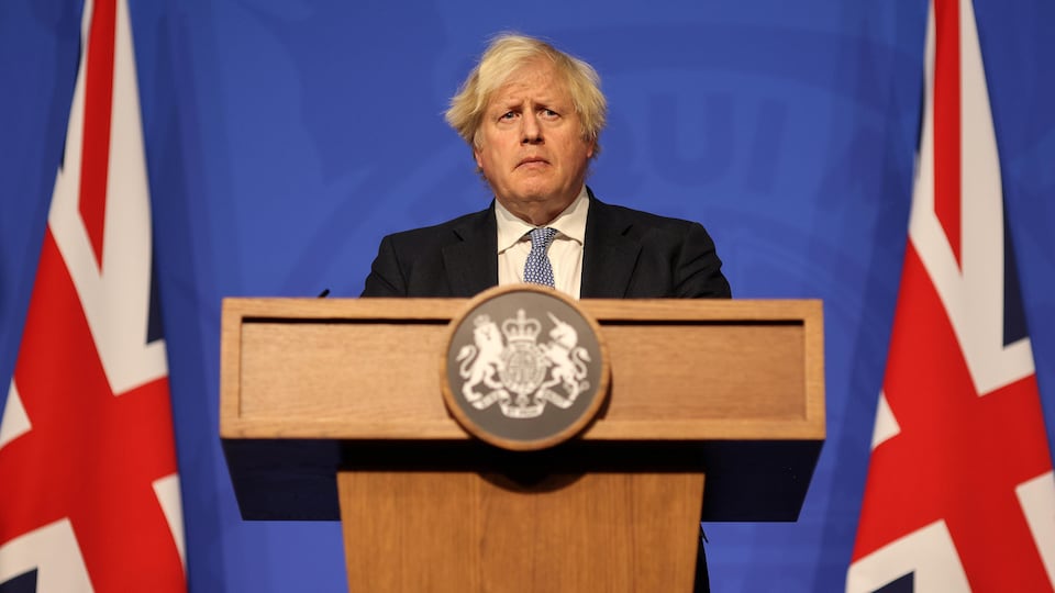 Boris Johnson est derrière un lutrin.