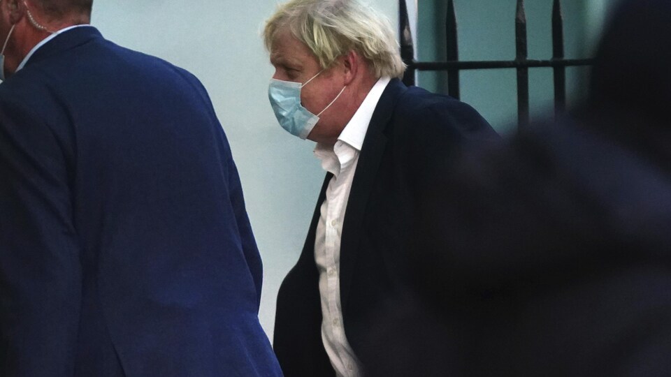 Boris Johnson portant un masque