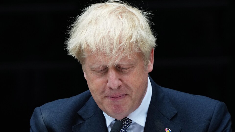 Gros plan de Boris Johnson, la tête baissée