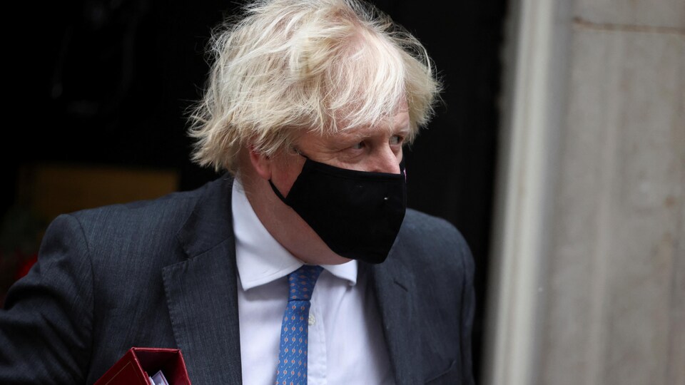 Boris Johnson porte un masque.