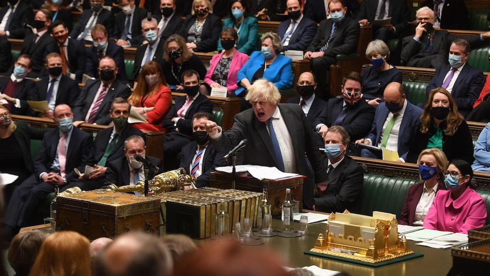 Boris Johnson, debout au milieu de ses députés.
