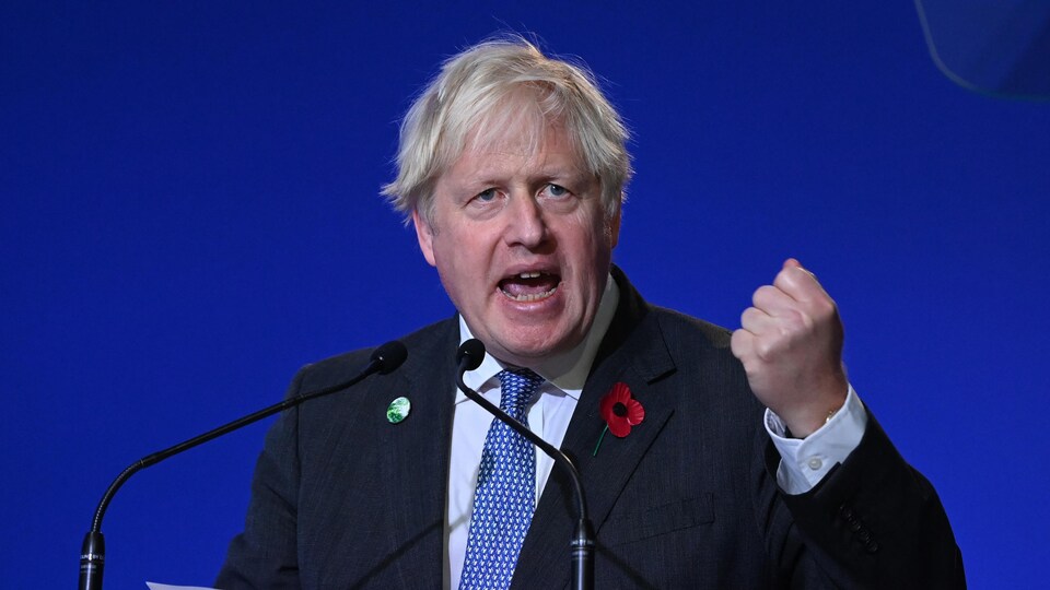 Boris Johnson parle dans un micro.