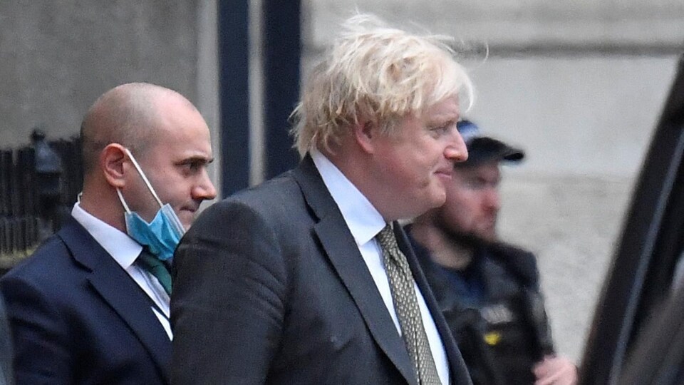 Boris Johnson sort de Downing Street par l'arrière de la bâtisse.