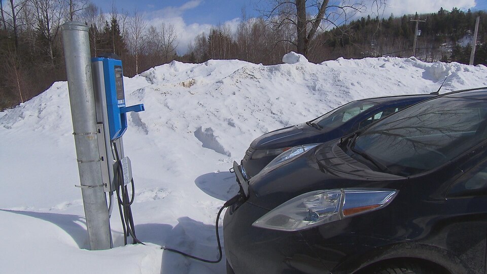 Borne avec voiture électrique