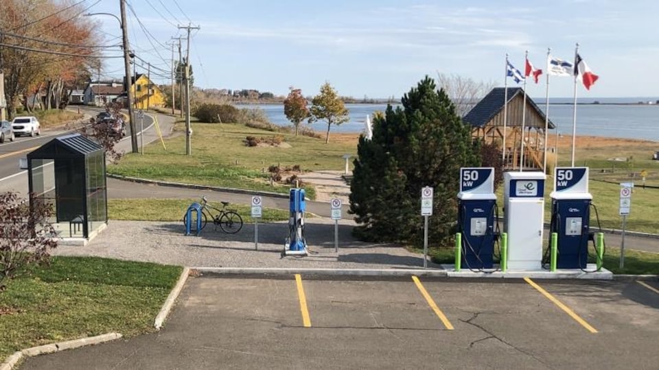 Des bornes électriques sont installées à proximité d'un arrêt d'autobus et d'un support à vélos.