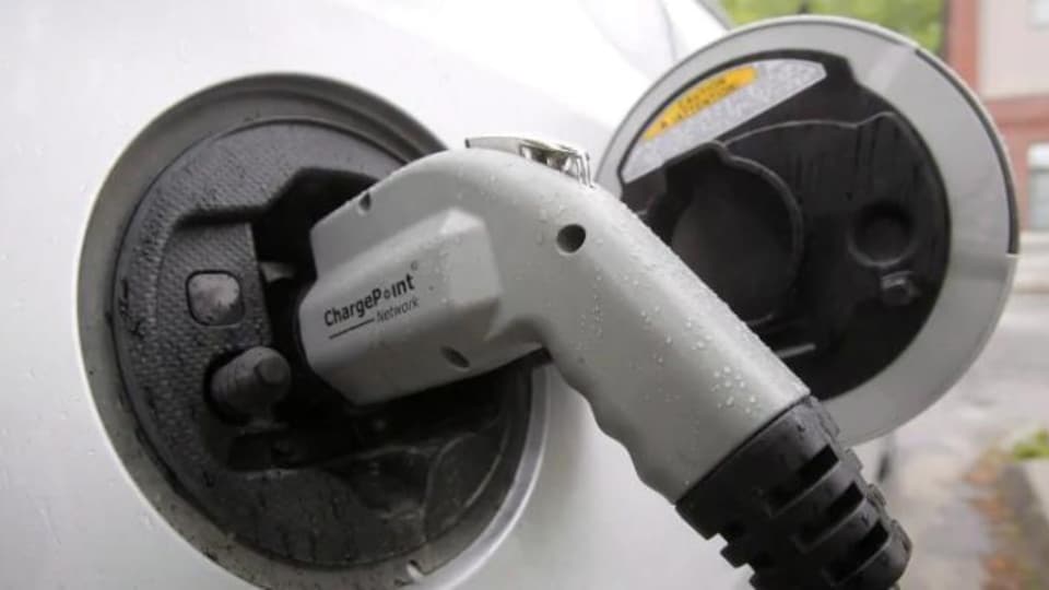 Une pompe dans une borne de recharge de voiture électrique.