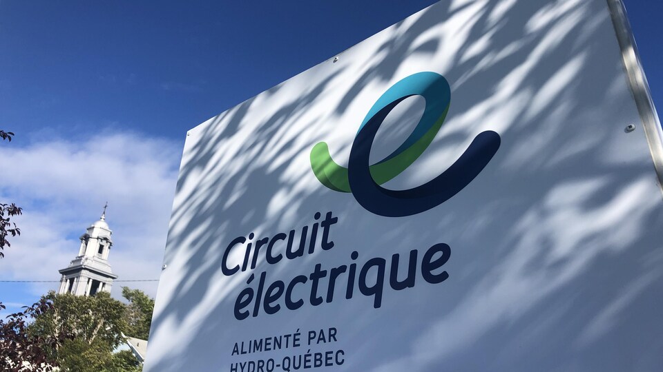 Une borne électrique rapide à Mont-Joli.