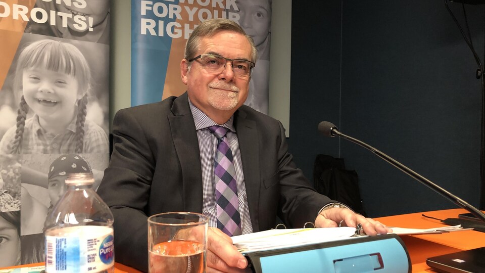Norman Bossé donne une conférence de presse.
