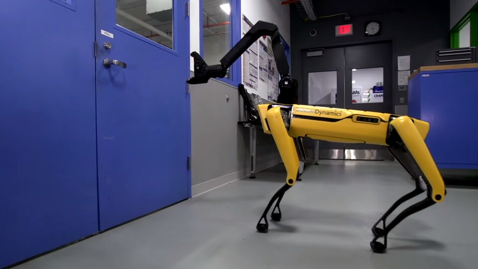 Le robot Spotmini utilise son bras pour ouvrir une porte. 