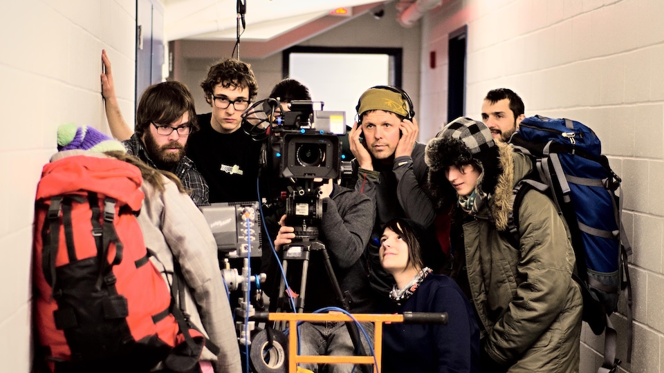 Une équipe de tournage derrière une caméra