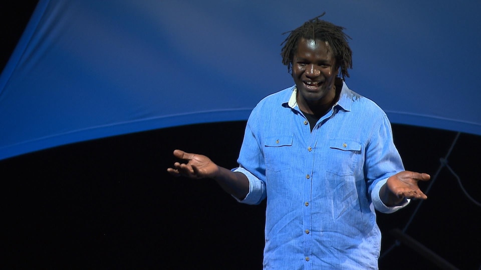 L'humoriste Boucar Diouf devant une voile