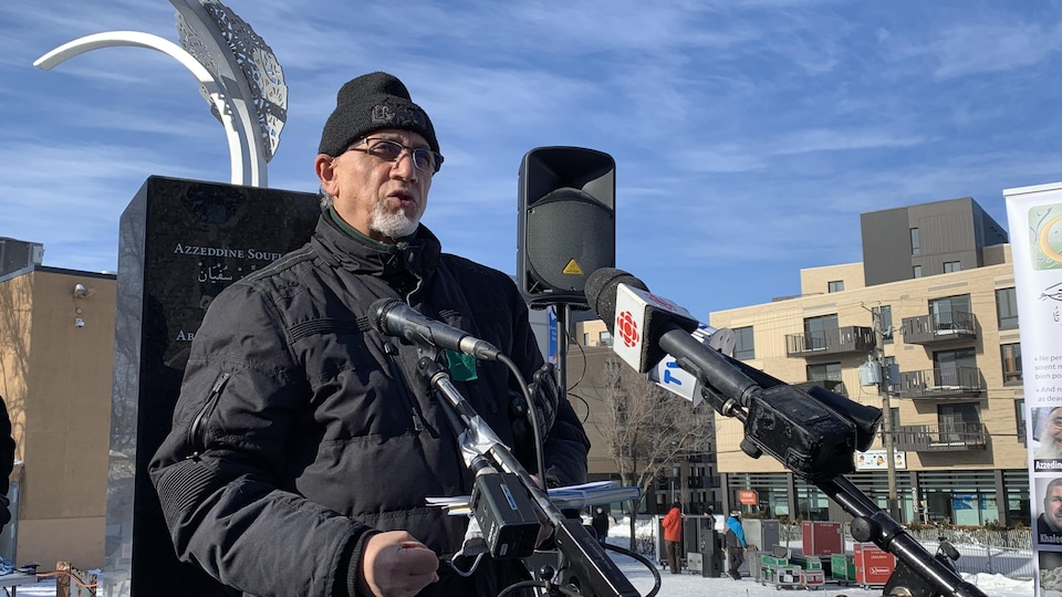 Boufeldja Benabdallah s’adresse aux médias lors d’une conférence de presse se déroulant à l’extérieur du Centre culturel islamique de Québec.