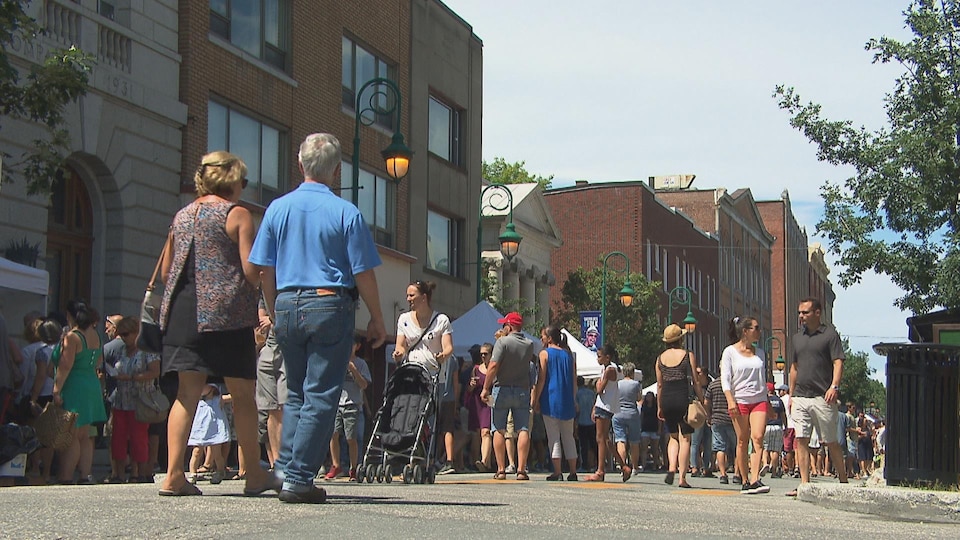 Des gens qui se promènent rue Wellington Nord à Sherbrooke.