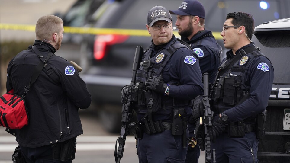 Quatre policiers armés.
