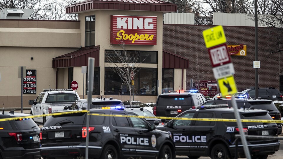 Important déploiement policier dans une épicerie King Sooper's, où un homme armé a ouvert le feu le 22 mars 2021 à Boulder, dans le Colorado.