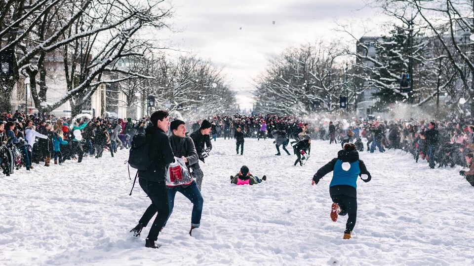 L'UBC reporte sa bataille de boules de neige en raison de la neige RadioCanada.ca L'UBC reporte sa bataille de boules de neige en raison de la neige RadioCanada.ca