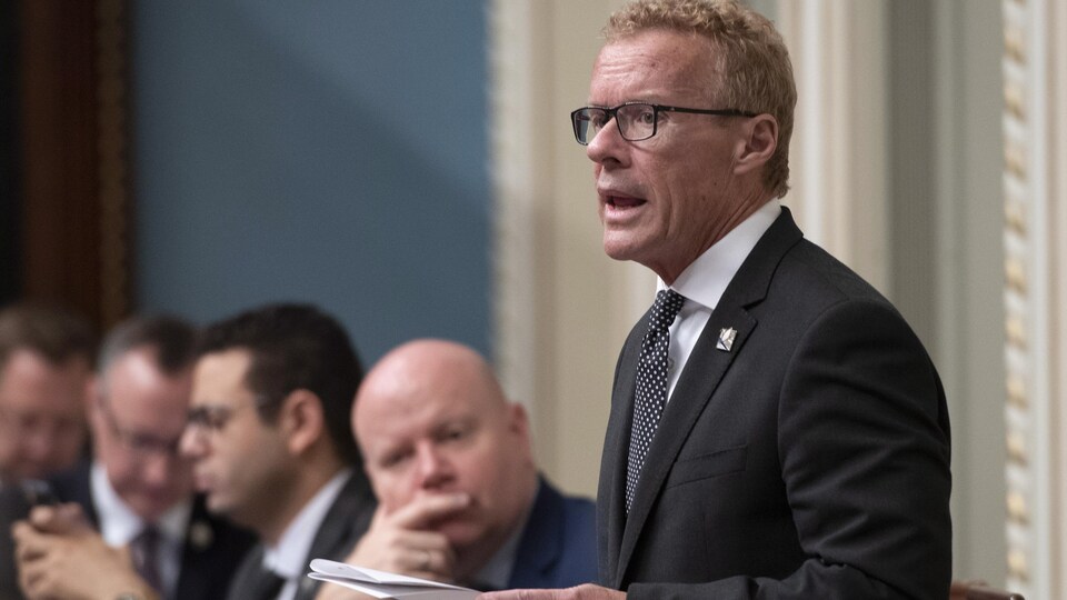 Le ministre Jean Boulet s'adressant aux élus québécois au Salon bleu.