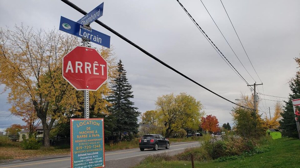 Intersection Lorrain et Chambord des feux temporaires en attendant