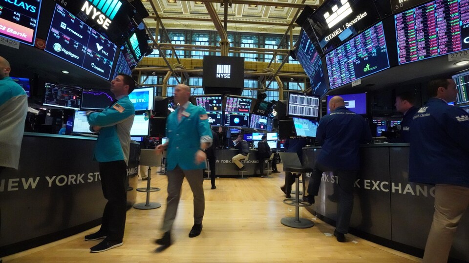 Des traders observent les cours économiques sur le parquet de la Bourse de New York.