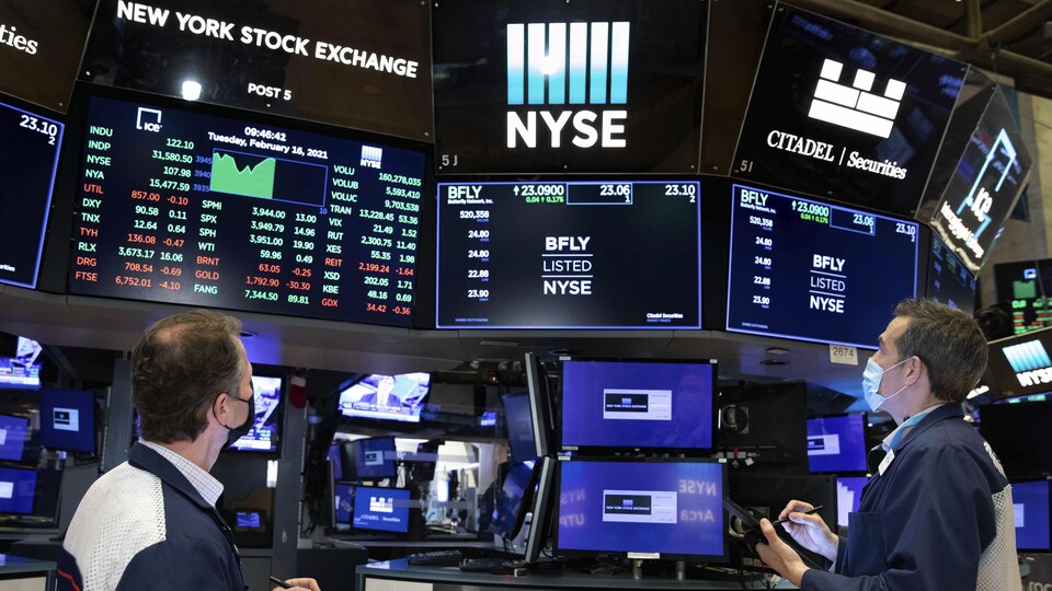 Des opérateurs de marché au New York Stock Exchange.
