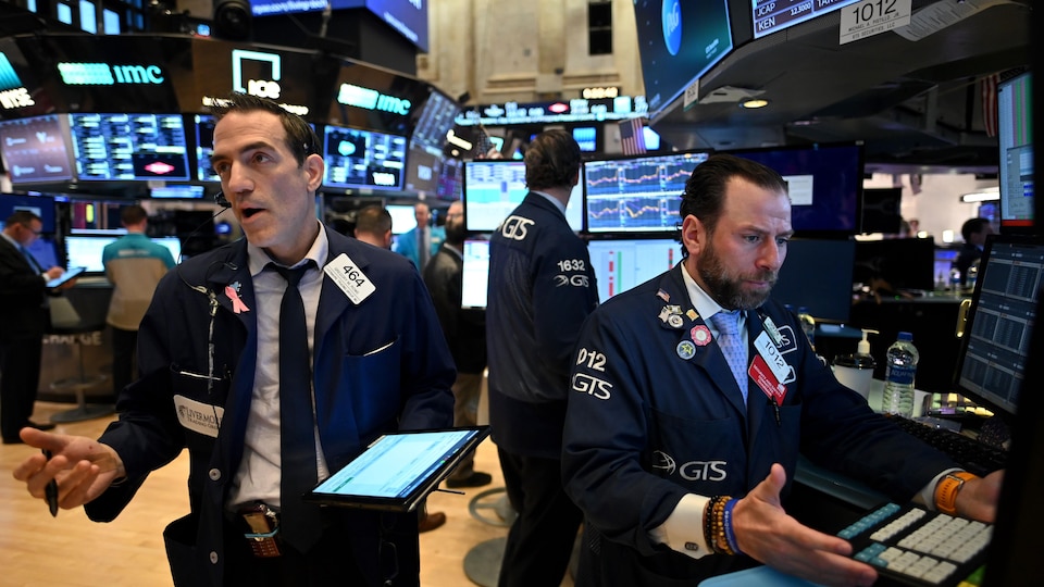 Des négociateurs à Wall Street à l'ouverture des marchés nord-américains.