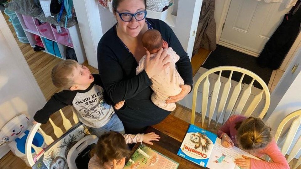 La mère et ses quatre jeunes enfants dans leur cuisine.