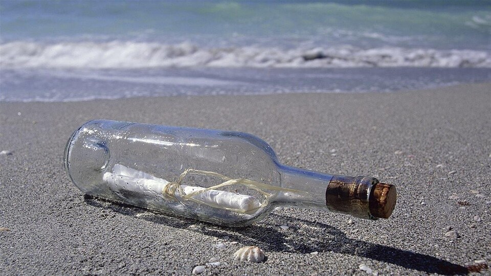 Un homme de Terre-Neuve-et-Labrador, maintenant décédé, reçoit des réponses à ses messages envoyés à la mer dans des bouteilles.