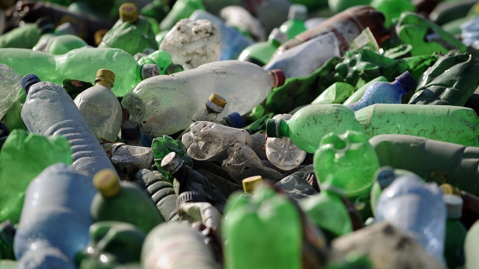 Un amoncellement de bouteilles de plastique de plusieurs couleurs.