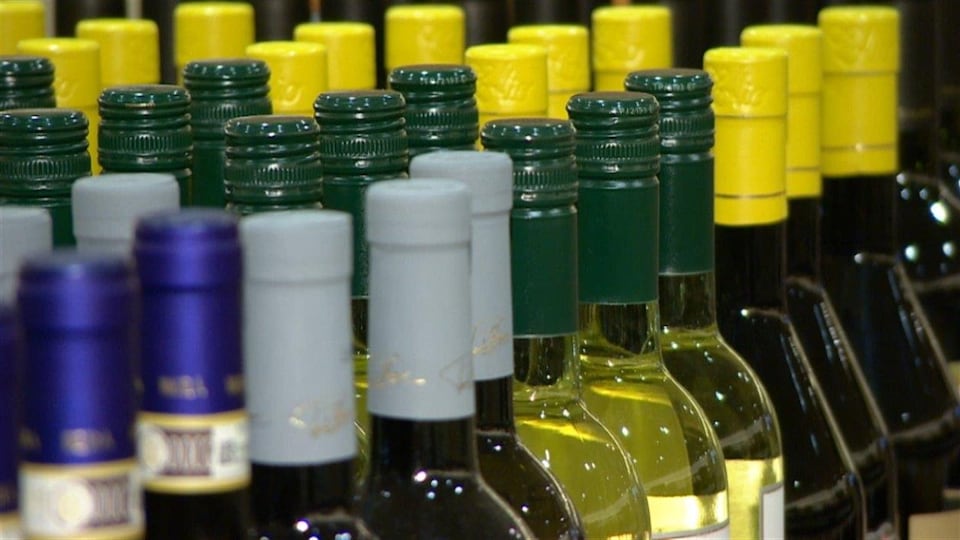 Des bouteilles de vin alignées dans un magasin d'alcool