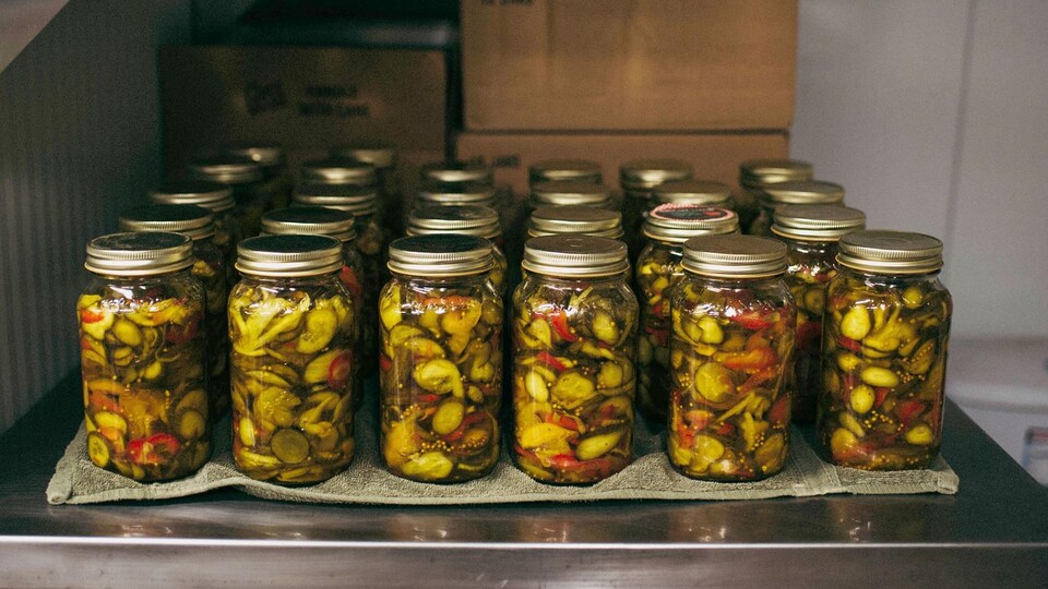 Des pots masson remplis de cornichons.